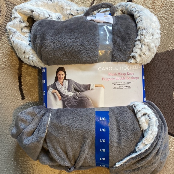 Robe - Picture 2 of 2